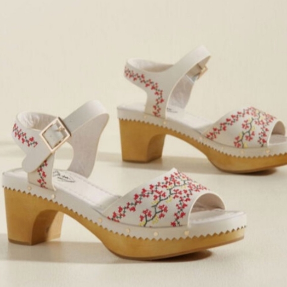 Banned Shoes - Banned Dancing Days Retro White Wooden Embroidered Heels